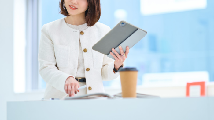 タブレットを持ち立ち仕事をするイメージ