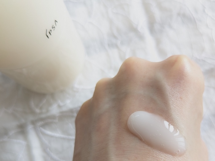 イプサ 「M E センシティブ n1」のクリームを手の甲につける