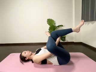 なんとかしたい痛みに。ベッドの上でもできる生理痛を和らげるヨガストレッチ３選
