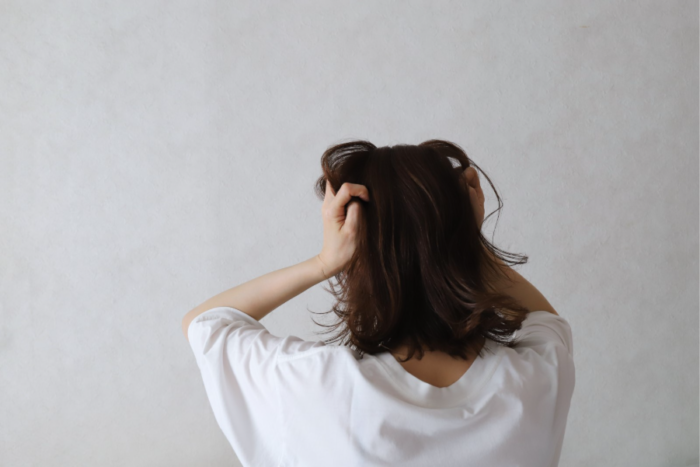 頭を抱える女性のストレスイメージ
