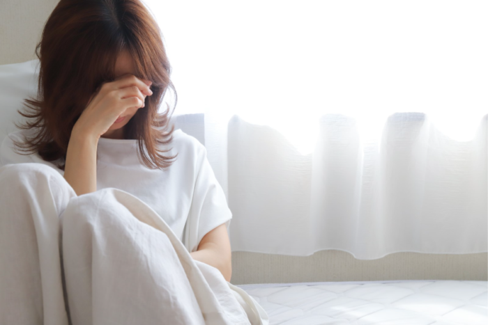 ストレスで落ち込む女性