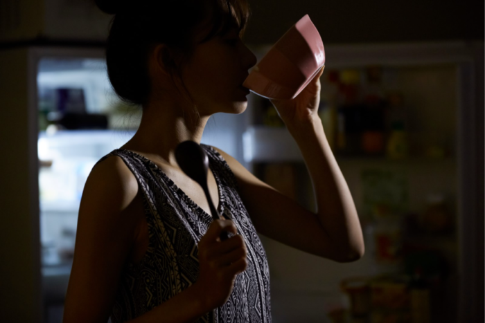 深夜に食事をする女性