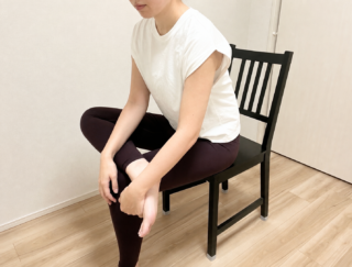 長時間のデスクワークは要注意。梨状筋をゆるめて美尻を目指す！ イスを使ったストレッチ