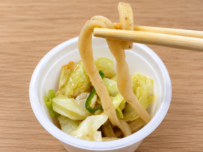 箸で持ち上げた雑穀うどん