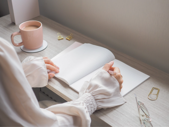 「更年期、介護、キャリア…」複合的な不安を抱える40〜50代へ。今、「書くセルフケア」が効く理由