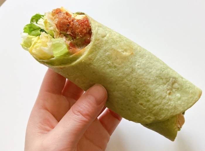 ファミマの「植物生まれのチリミートのサラダラップ」