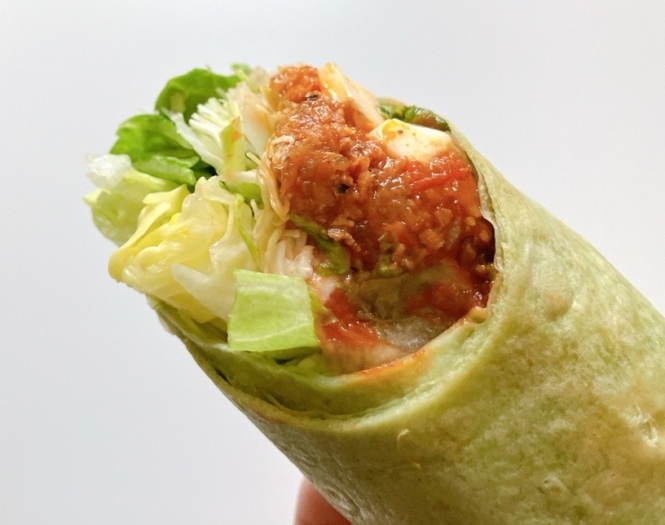 ファミマの「植物生まれのチリミートのサラダラップ」