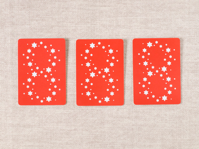 横並びになった赤い３枚のカード