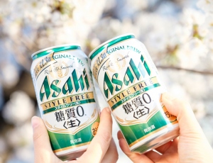 桜の下でスタイルフリーで乾杯!