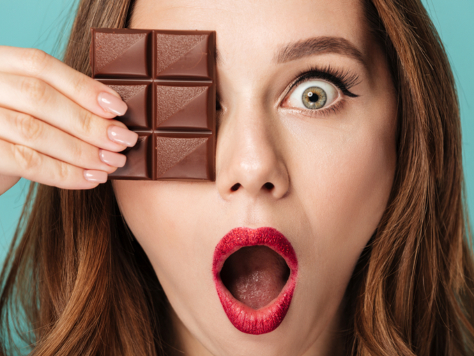 チョコレートを持って驚き顔を見せる女性