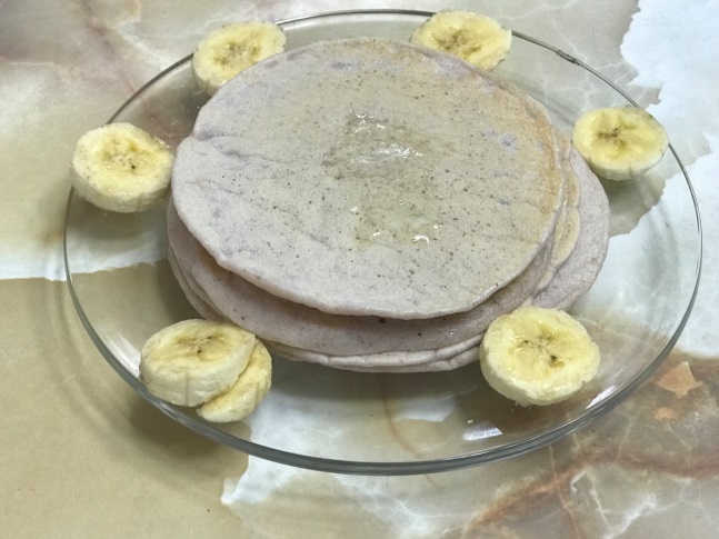 タロイモパンケーキでき上がり、バナナを添えて。