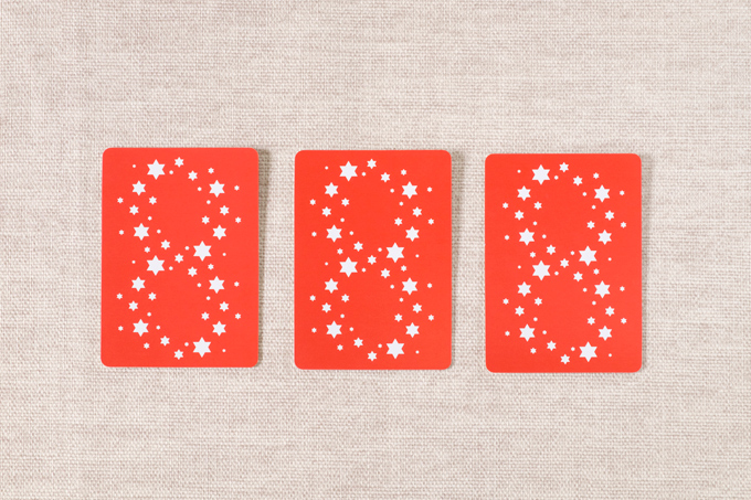 横並びになった赤い３枚のカード