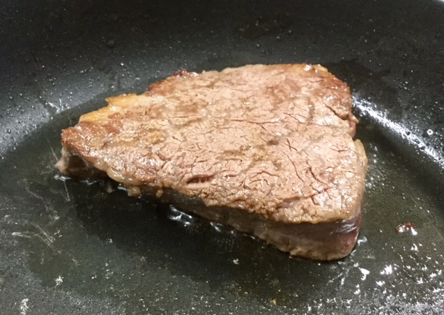 フライパンで再度ステーキを焼いている