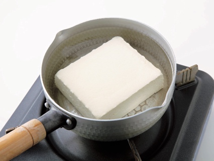 鍋で豆腐の水切り