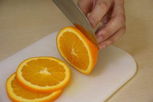 オレンジを切る様子