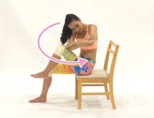 斜め下に上体をねじる