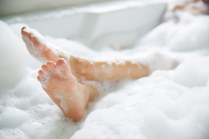 泡風呂に入っている女性の脚
