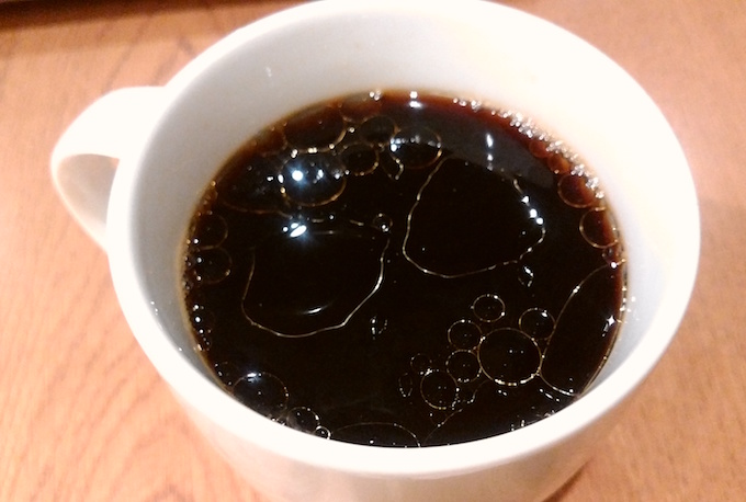 ブラックコーヒーにオイルを入れた写真