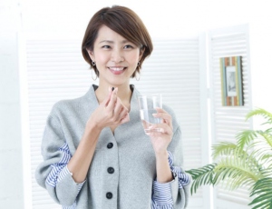 アプリを持つ坂元さん