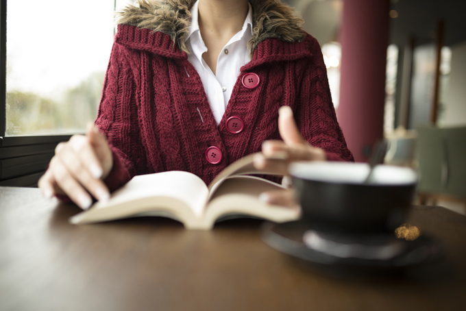 カフェで読書する女性