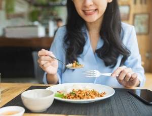 料理を食べる女性
