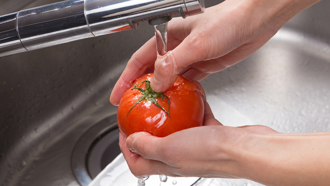 トマトを洗っている写真