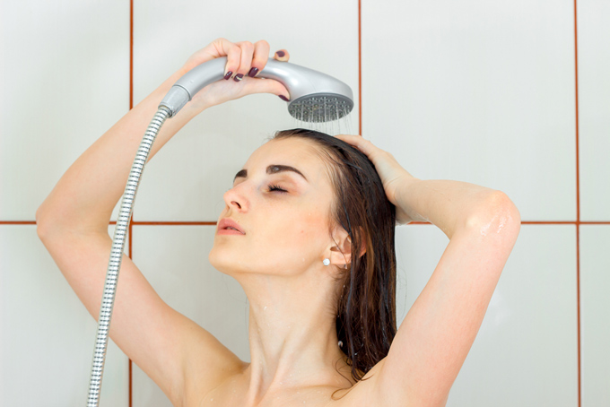 シャワーを浴びている女性の画像