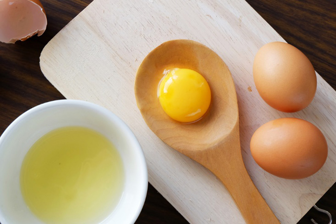 卵の黄身と白みと卵の殻