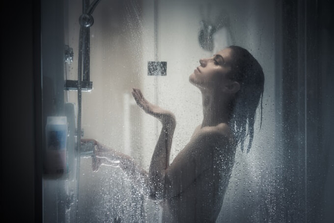 シャワーを浴びている女性