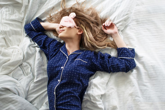 綿素材のパジャマで寝ている女性