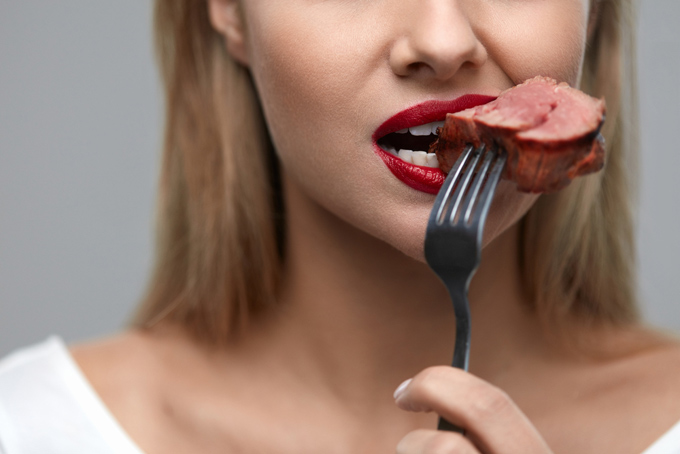 [最も人気のある！] 食べる 女性 219289食べる 女性 写真 フリー