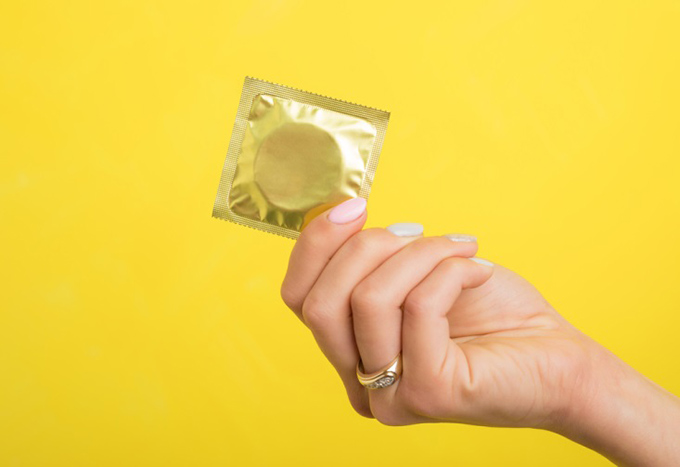 コンドームを手に持つ女性