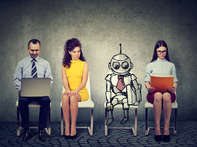 就職の面接の申請者と並んで座っている漫画のロボット