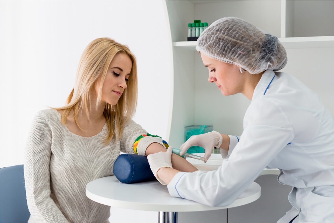 検査で採血する女性
