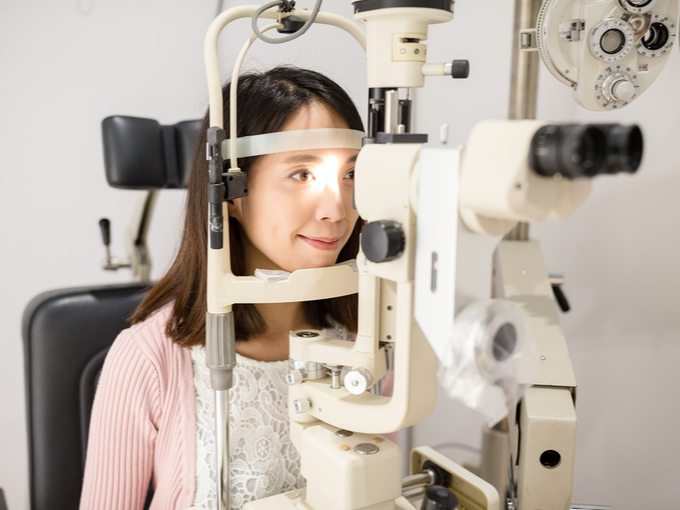 目の検査を受ける女性