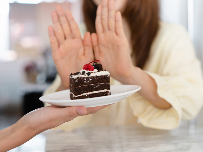 ケーキを拒む女性