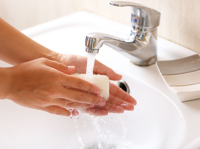 石けんで手を洗っている人の手元