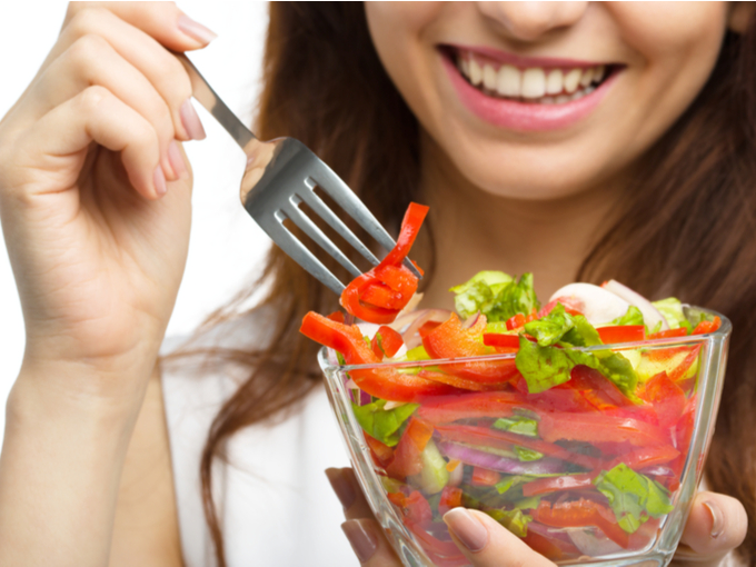 野菜サラダを食べる女性