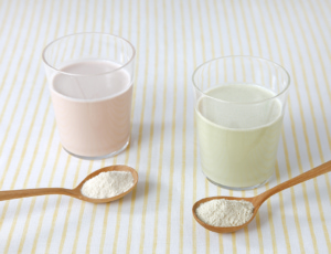 2種のプロテインの粉とドリンク