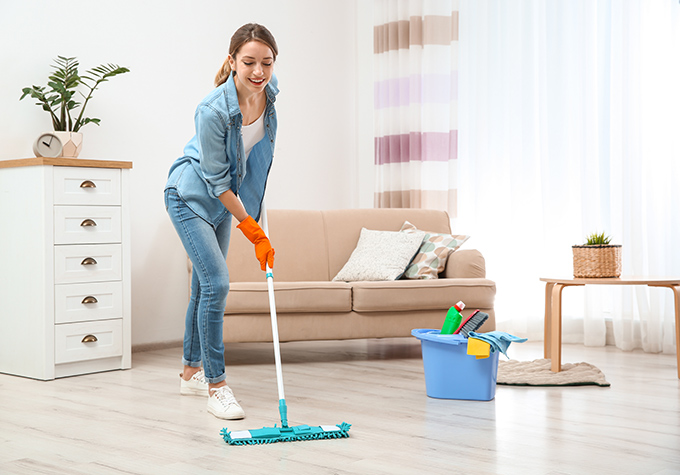 床を掃除する女性