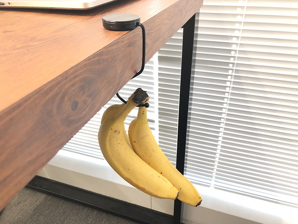 オフィスの 置きバナナ の保管にぴったり 100均のバッグハンガー活用術 Omezaトーク ダイエット フィットネス ヘルスケアのことならfytte フィッテ