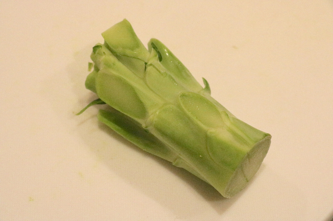 トゲを削いだブロッコリーの茎部分