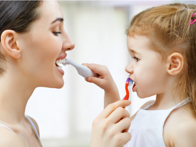 歯を磨く親子