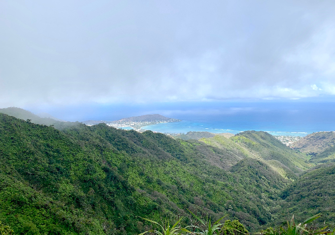 ハワイの壮大な山からみた景色