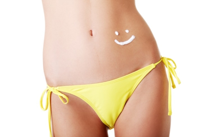 黄色いビキニの女性の腰の部分画像
