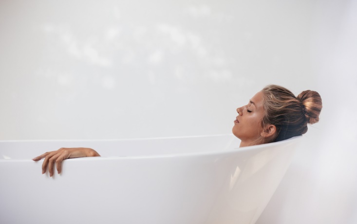 浴槽に身を沈める女性画像