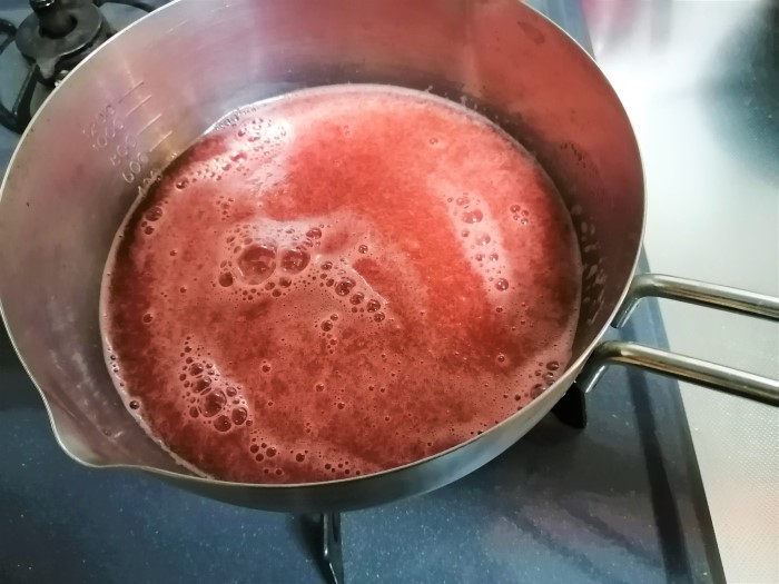 鍋にかけた果汁画像