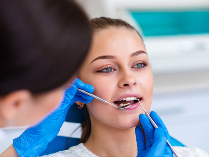歯の検診を受ける女性
