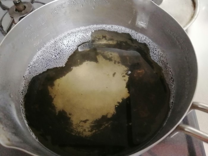 水の入った鍋の画像