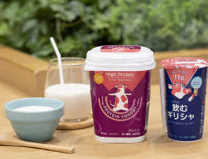 新しくなったプロテインヨーグルト(左)と飲むギリシャ(右)